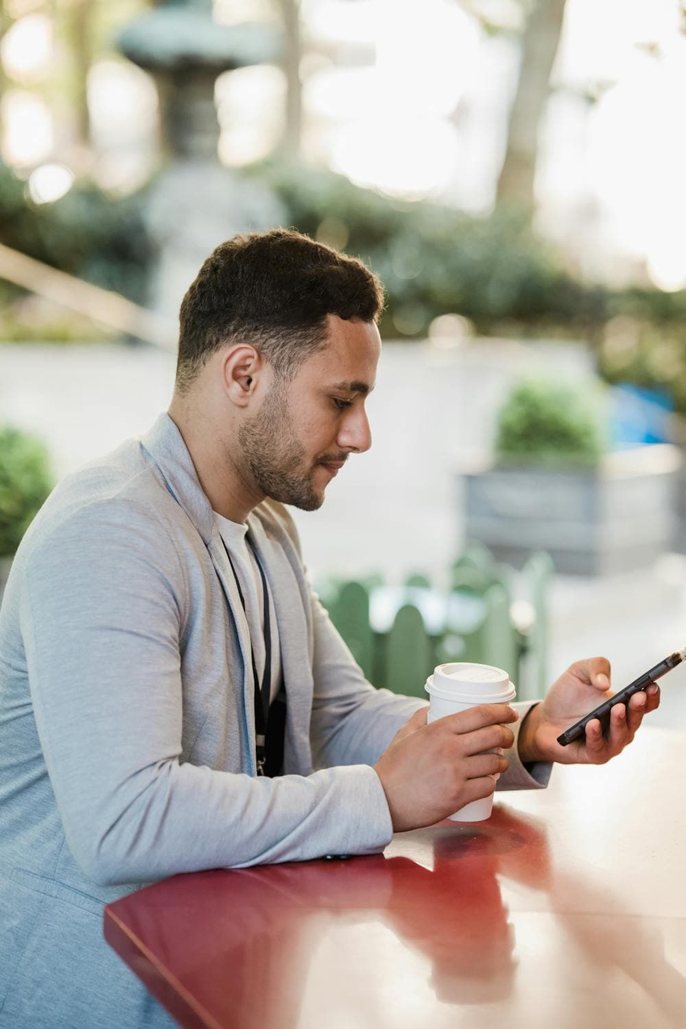 Estudiante usando smartphone en su descanso